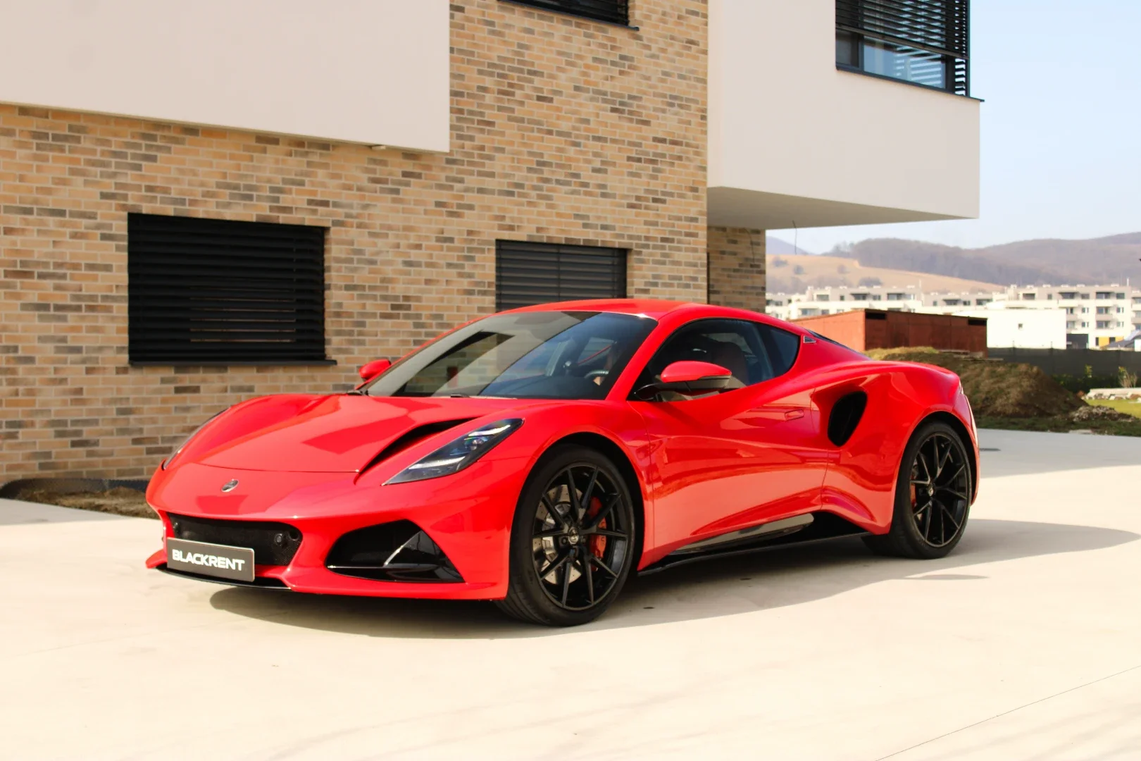 Lotus Emira 2023 - Kliknutím zobrazíte detail vozidla Lotus Emira 2023 petrol - Prenájom prémiového vozidla v BlackRent autopožičovni na Slovensku za 170,00€/deň