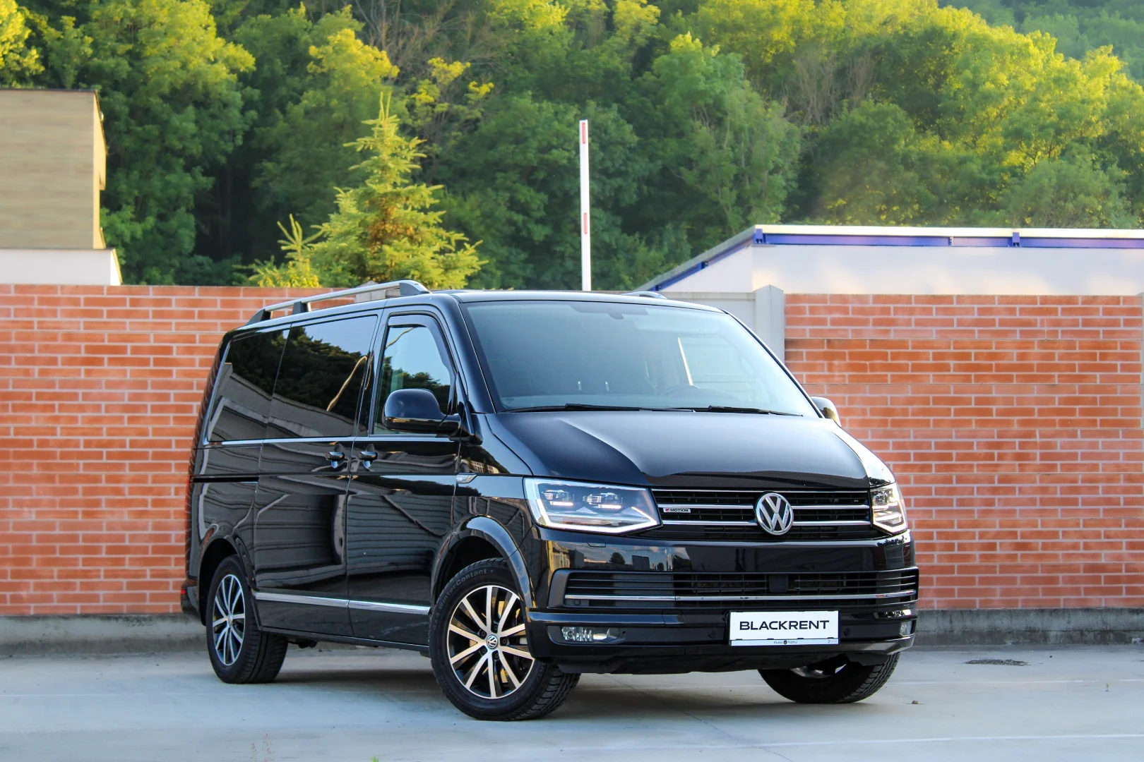 Volkswagen Multivan 2016 - Kliknutím zobrazíte detail vozidla Volkswagen Multivan 2016 diesel - Prenájom prémiového vozidla v BlackRent autopožičovni na Slovensku za 60,00€/deň