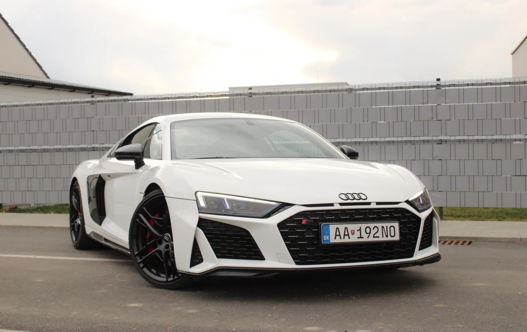 Audi R8 2020 - Kliknutím zobrazíte detail vozidla Audi R8 2020 petrol - Prenájom prémiového vozidla v BlackRent autopožičovni na Slovensku za 240,00€/deň
