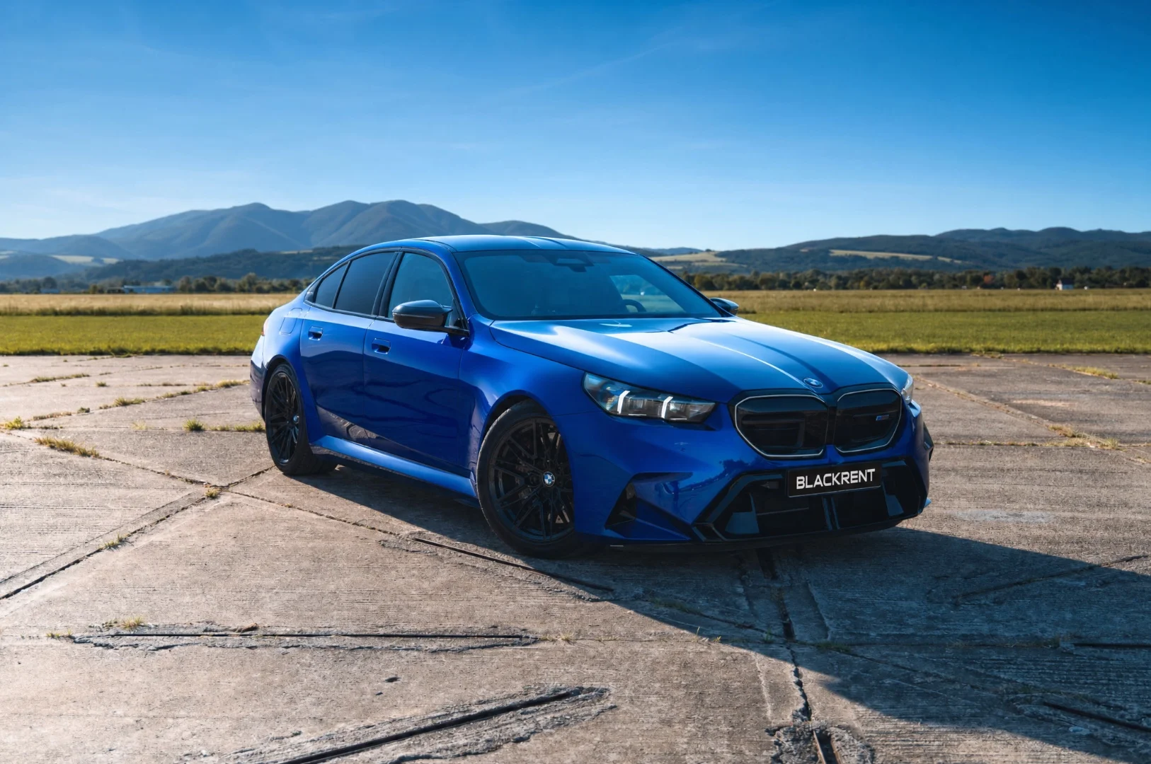 BMW M5 2025 - Kliknutím zobrazíte detail vozidla BMW M5 2025 petrol - Prenájom prémiového vozidla v BlackRent autopožičovni na Slovensku za 161,50€/deň