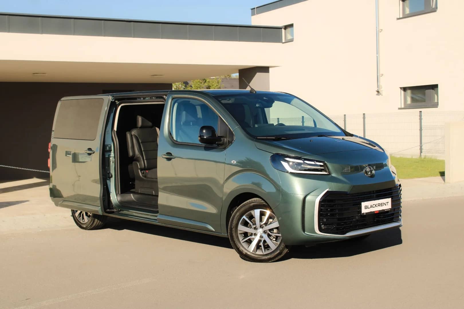 Toyota Proace 2024 - Kliknutím zobrazíte detail vozidla Toyota Proace 2024 diesel - Náhľad prémiového vozidla v BlackRent autopožičovni na Slovensku za 65,00€/deň