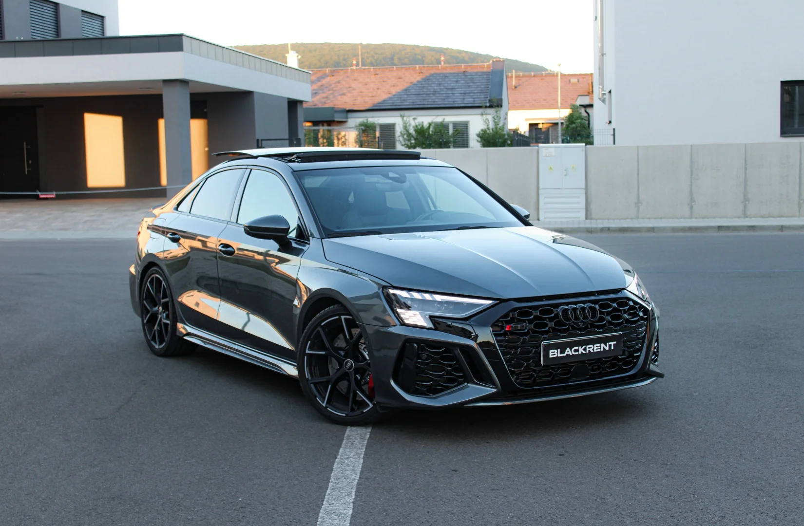 Audi RS3 2023 - Kliknutím zobrazíte detail vozidla Audi RS3 2023 petrol - Prenájom prémiového vozidla v BlackRent autopožičovni na Slovensku za 100,00€/deň