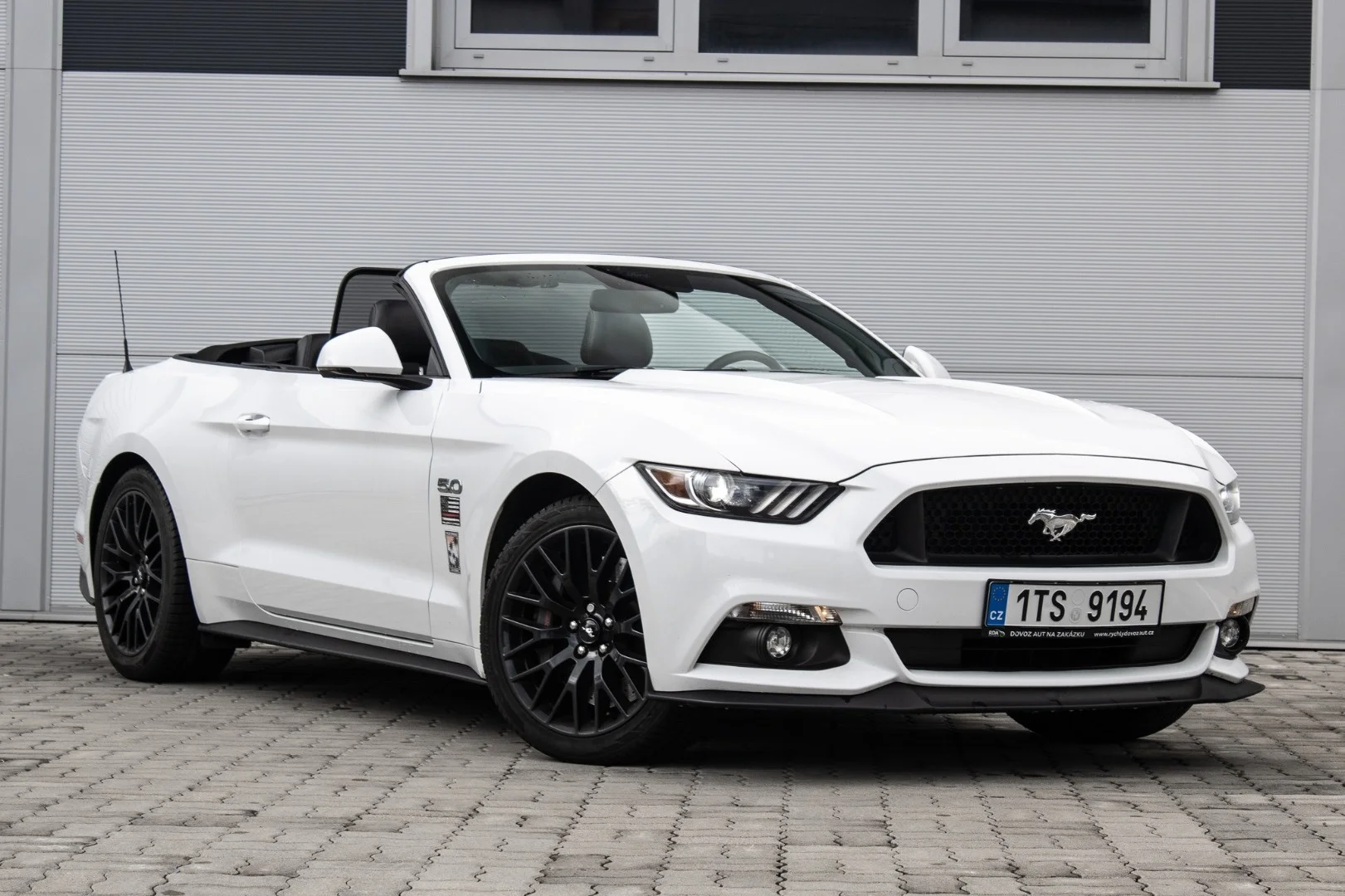 Ford Mustang 2017 - Kliknutím zobrazíte detail vozidla Ford Mustang 2017 petrol - Prenájom prémiového vozidla v BlackRent autopožičovni na Slovensku za 65,00€/deň
