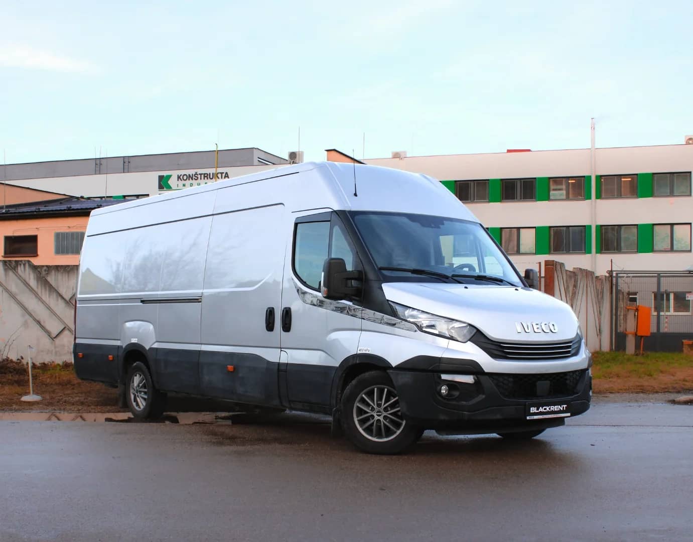 IVECO Daily 2019 - Kliknutím zobrazíte detail vozidla IVECO Daily 2019 diesel - Náhľad prémiového vozidla v BlackRent autopožičovni na Slovensku za 40,00€/deň